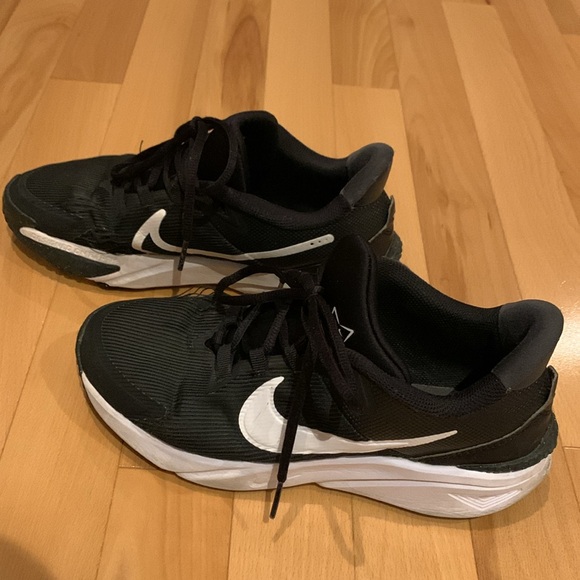Nike Black & White Running Shoes - size 6 Youth - Picture 4 of 16